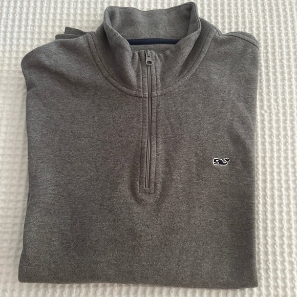Vineyard Vines Tops - Vineyard Vines men pullover - great condition!
